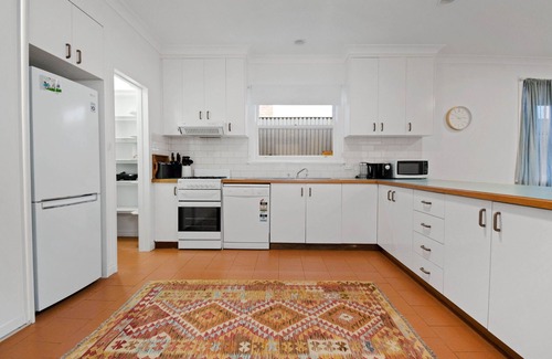 Wagga Wagga House | The Hideaway - Charming Cottage, Entertaining Area
