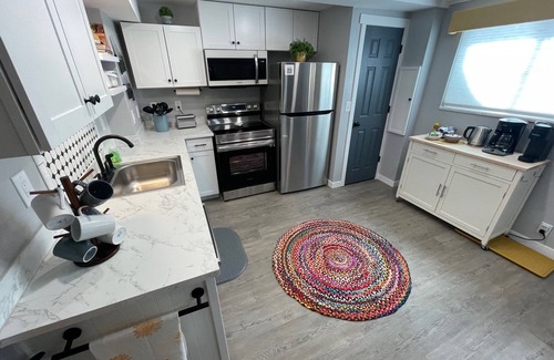 Sandy House | Relaxing 2-Bedroom Apartment Steps from Ski Slopes