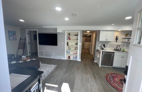Sandy House | Relaxing 2-Bedroom Apartment Steps from Ski Slopes