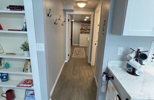 Sandy House | Relaxing 2-Bedroom Apartment Steps from Ski Slopes