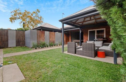Wagga Wagga House | Discover The Hideaway: Cozy Cottage with Playful Area