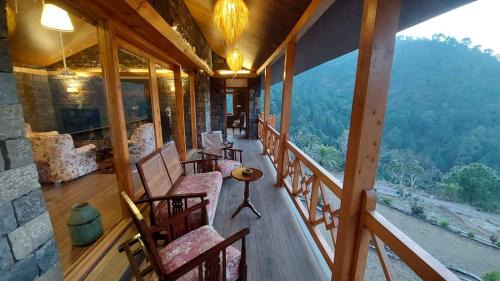 Kumarhatti Villa | Experience Comfort at The Hideaway Cottage with Spa & Dining