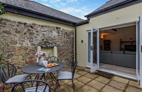 St Wenn House | Discover The Hideaway: Family-Friendly Retreat Awaits