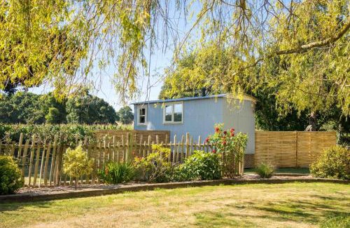 Whitestone Apartment | Experience The Hideaway Hut: 9.6/10 with Hot Tub & More