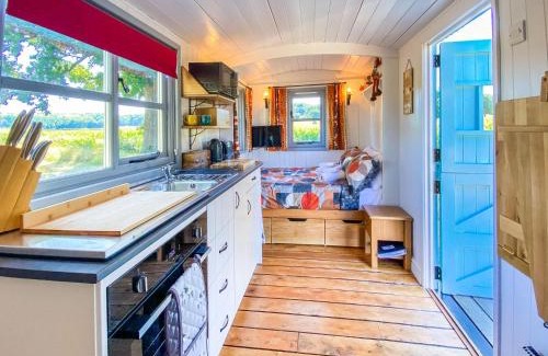 Whitestone Apartment | Experience The Hideaway Hut: 9.6/10 with Hot Tub & More