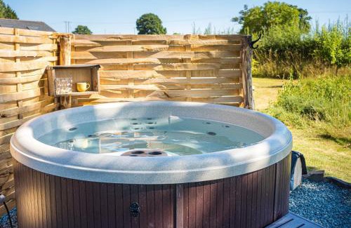 Whitestone Apartment | Experience The Hideaway Hut: 9.6/10 with Hot Tub & More
