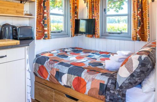 Whitestone Apartment | Experience The Hideaway Hut: 9.6/10 with Hot Tub & More