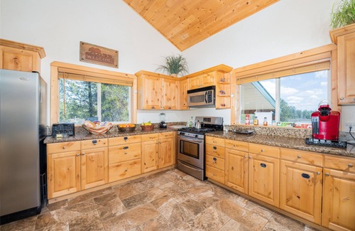 Island Park Cabin | Discover The Hideaway Lodge: Family-Friendly Retreat Awaits
