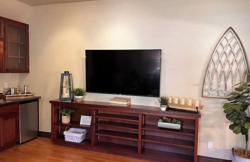 Fresno House | Top-Rated Family Retreat at The Hideaway on Brown Ave.