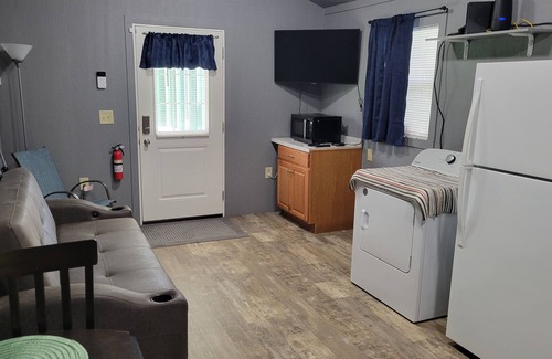 Edgewood Cottage | Exceptional The Hideaway: Breakfast & Kitchen Amenities Await
