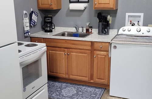 Edgewood Cottage | Exceptional The Hideaway: Breakfast & Kitchen Amenities Await