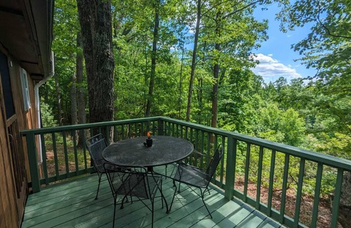 Hays Cabin | Discover The Hideaway: Pet-Friendly & Rated 9.6/10