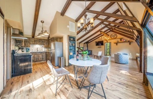 Jones Mills House | The Hideaway - Ideal Vacation with Spa & Lake Views