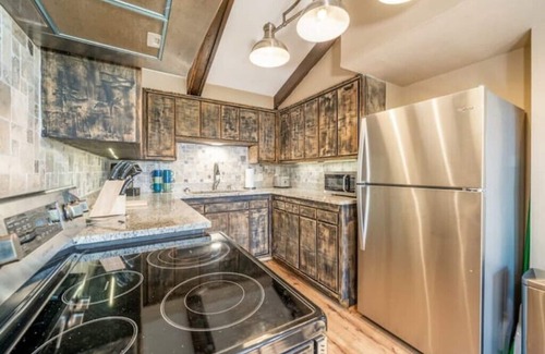 Jones Mills House | The Hideaway - Ideal Vacation with Spa & Lake Views