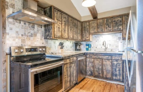 Jones Mills House | The Hideaway - Ideal Vacation with Spa & Lake Views