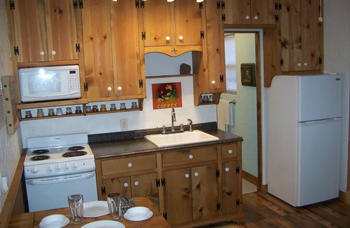 Leander Cabin | Discover The Hideout: Cozy Tiny House with Breakfast & Kitchen