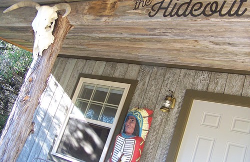 Leander Cabin | Discover The Hideout: Cozy Tiny House with Breakfast & Kitchen