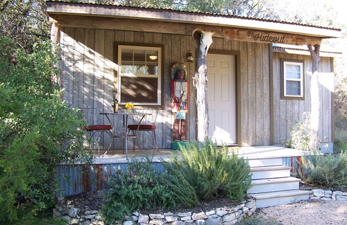 Leander Cabin | Discover The Hideout: Cozy Tiny House with Breakfast & Kitchen