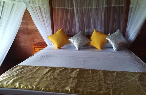 Inamaluwa Hotel | Relax at The Hideout Sigiriya: Pool, Dining & Family-Friendly