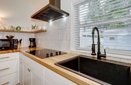 Downtown Dunedin Cottage | Experience The Highland Hideaway in Downtown Dunedin