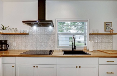 Downtown Dunedin Cottage | Experience The Highland Hideaway in Downtown Dunedin