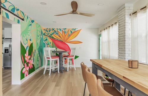 Tropic House | Bright & Airy Home in Arts District - 8 Minutes to Beach