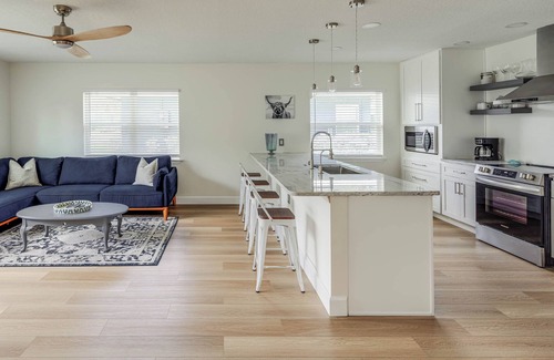 Tropic House | Bright & Airy Home in Arts District - 8 Minutes to Beach