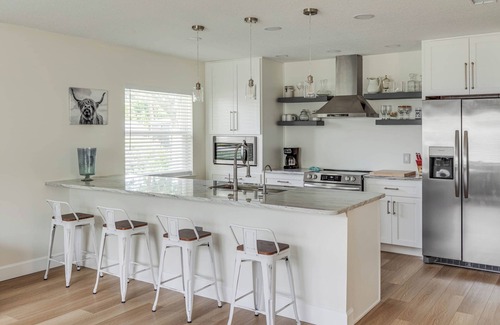 Tropic House | Bright & Airy Home in Arts District - 8 Minutes to Beach