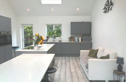 Newmarket House | Spacious Highlands Retreat: 5 Beds Near N'mkt Races