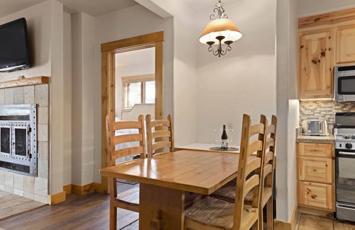 Mountain Village Apartment | Experience The Highline Retreat: Ski, Soak, and Sip Today
