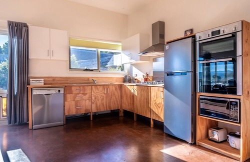 Bicheno House | Hill House: Breathtaking Views & Family-Friendly Amenities