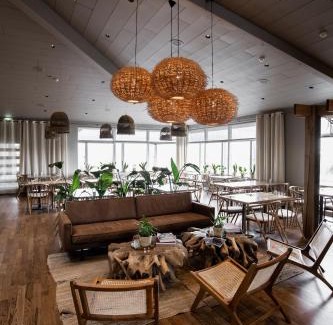 Fludir Hotel | Exceptional Stay at The Hill Hotel with Hot Tub & Dining