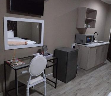 Newcastle House | Relaxing Hills Guest House: 4-Star Retreat with Pool & Breakfast