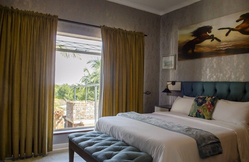 Harare House | Relax at The Hilltop Guesthouse: 4-Star Poolside Retreat