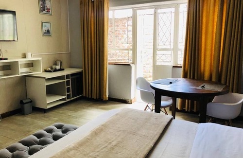 Harare House | Relax at The Hilltop Guesthouse: 4-Star Poolside Retreat