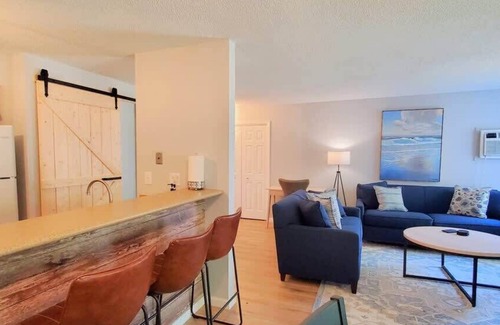 Acme Condo | Discover Hilltop Haven: Golf Course Access & Family Amenities