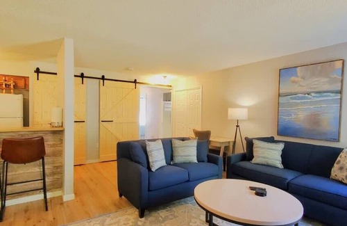 Acme Condo | Discover Hilltop Haven: Golf Course Access & Family Amenities