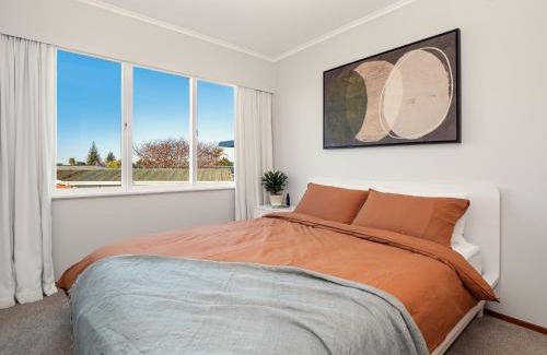 Tauranga House | Inviting Family Retreat at The Hilltop Hideaway