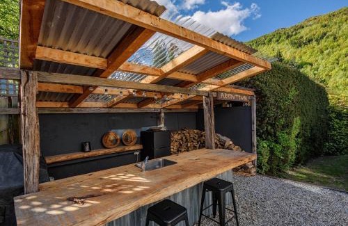 Arrowtown House | The Hillvue Spa Retreat - Top-Rated Holiday Home in Arrowtown