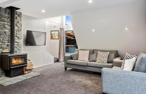 Arrowtown House | The Hillvue Spa Retreat - Top-Rated Holiday Home in Arrowtown