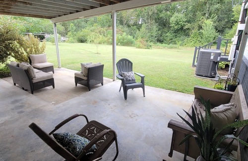 Athens House | Pet-Friendly Hillway House of Athens Near I65 - Rated 10/10