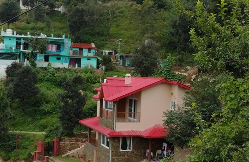 Kasiyalekh Cottage | Inviting Himalayan Cherry: Scenic Mountain Retreat Awaits