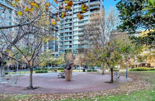 Adelaide Central Business District Apartment | Explore The Hindmarsh: Scenic Hotel with Pool Access