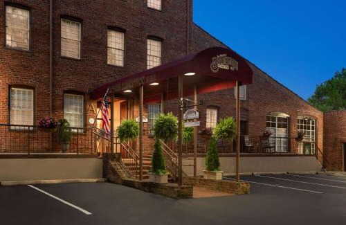 Winston - Salem Hotel | Discover The Historic Brookstown Inn: Family-Friendly Stay