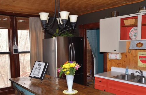 Hot Springs Apartment | Historic Burdette House: 10/10 Rated, Pet-Friendly Retreat