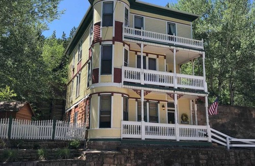 Hot Springs Apartment | Historic Burdette House: 10/10 Rated, Pet-Friendly Retreat