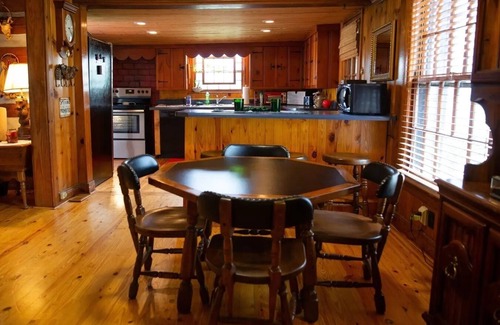 Hendersonville House | Historic Charter House: Lake View Rooms & Pet Friendly