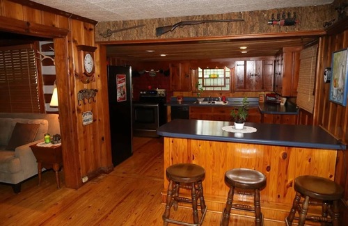 Hendersonville House | Historic Charter House: Lake View Rooms & Pet Friendly