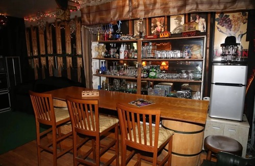 Hendersonville House | Historic Charter House: Lake View Rooms & Pet Friendly