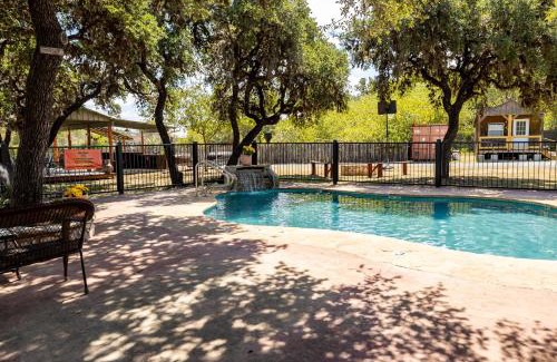 Leakey Hotel | Historic Leakey Inn: Family-Friendly Getaway with Pool